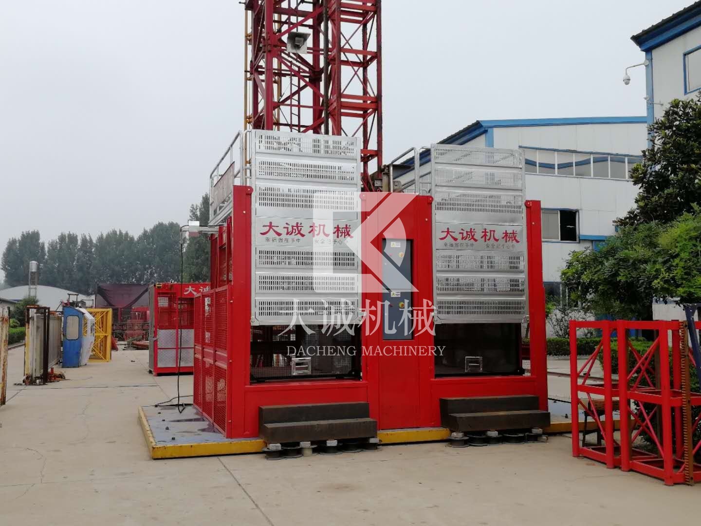 可以載人載物的建筑工地施工電梯價(jià)格多少？